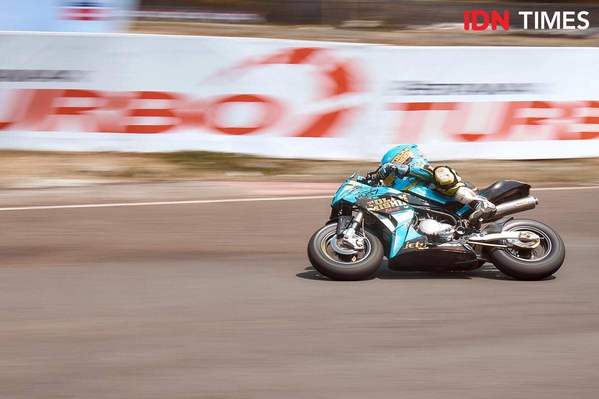 Pembalap tampil beradu kecepatan di Final Pertamax Turbo MotoPrix 2026 Semarang, Minggu (27/9/2026). (IDN Times/Dhana Kencana)