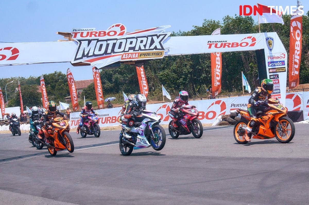 Pembalap tampil beradu kecepatan di Final Pertamax Turbo MotoPrix 2026 Semarang, Minggu (27/9/2026). (IDN Times/Dhana Kencana)