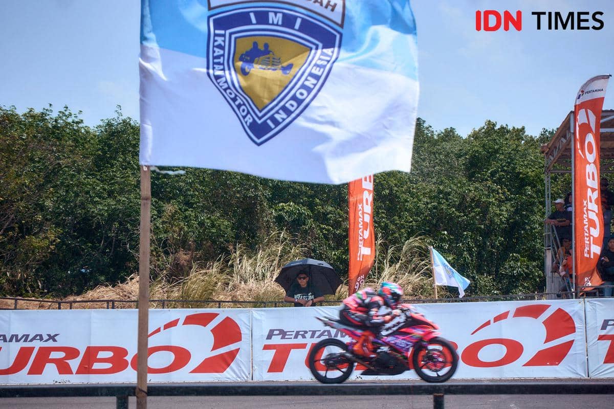 Pembalap tampil beradu kecepatan di Final Pertamax Turbo MotoPrix 2026 Semarang, Minggu (27/9/2026). (IDN Times/Dhana Kencana)