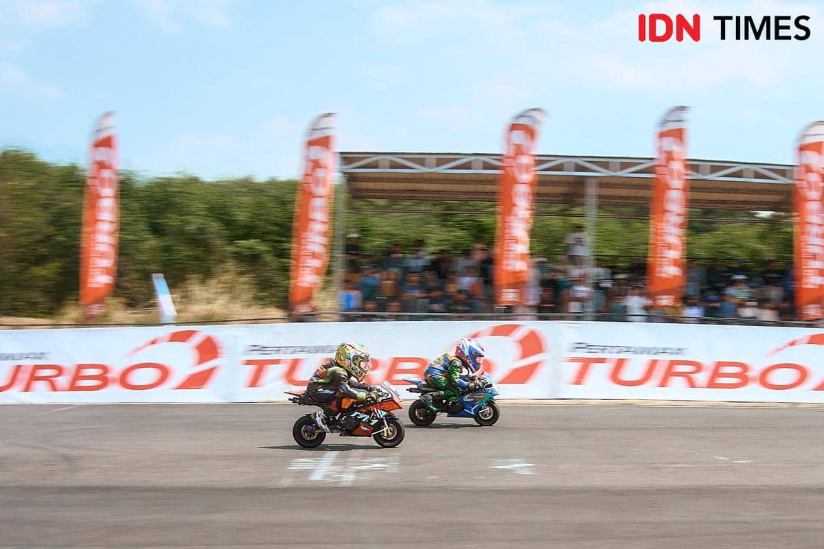 Pembalap tampil beradu kecepatan di Final Pertamax Turbo MotoPrix 2026 Semarang, Minggu (27/9/2026). (IDN Times/Dhana Kencana)