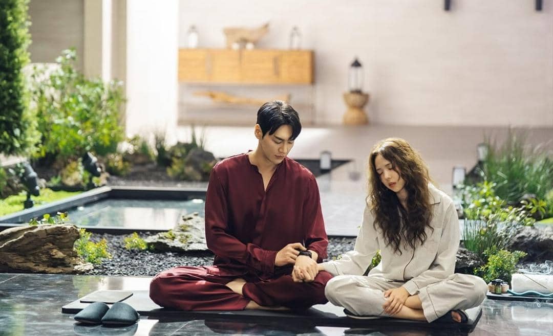 Kim Young Kwang dan Chae Soo Bin tampil bersama sebagai pasangan dalam drama Korea Take Charge of My Heart.