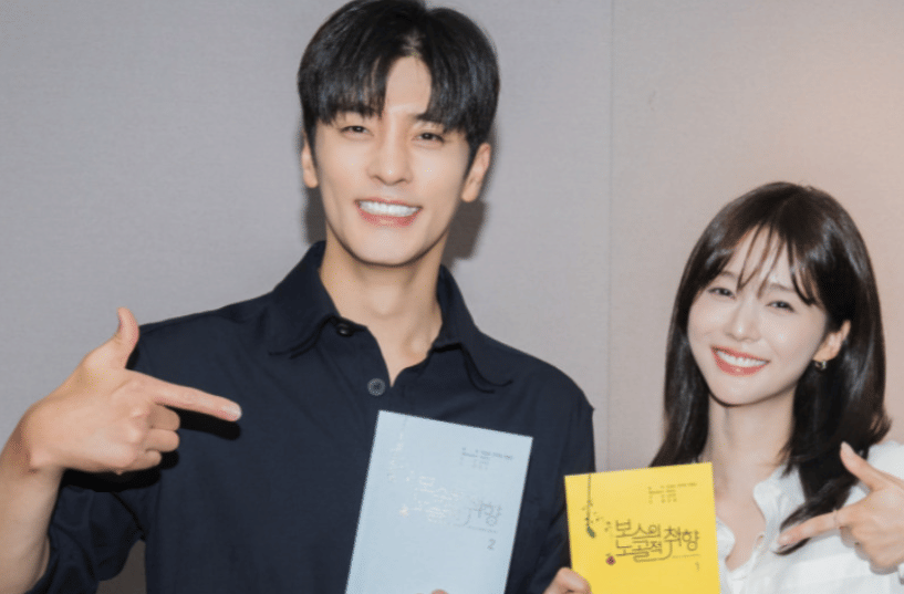 Sung Hoon dan Oh Se Young duduk berdampingan saat pembacaan naskah drama What a Boss Want produksi MBN.