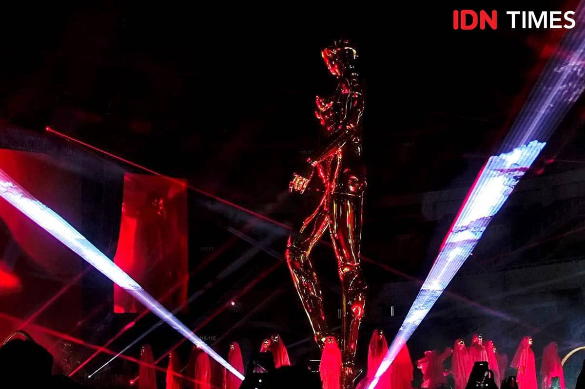 Patung robot emas setinggi 12 meter yang mencuri perhatian.jpg
