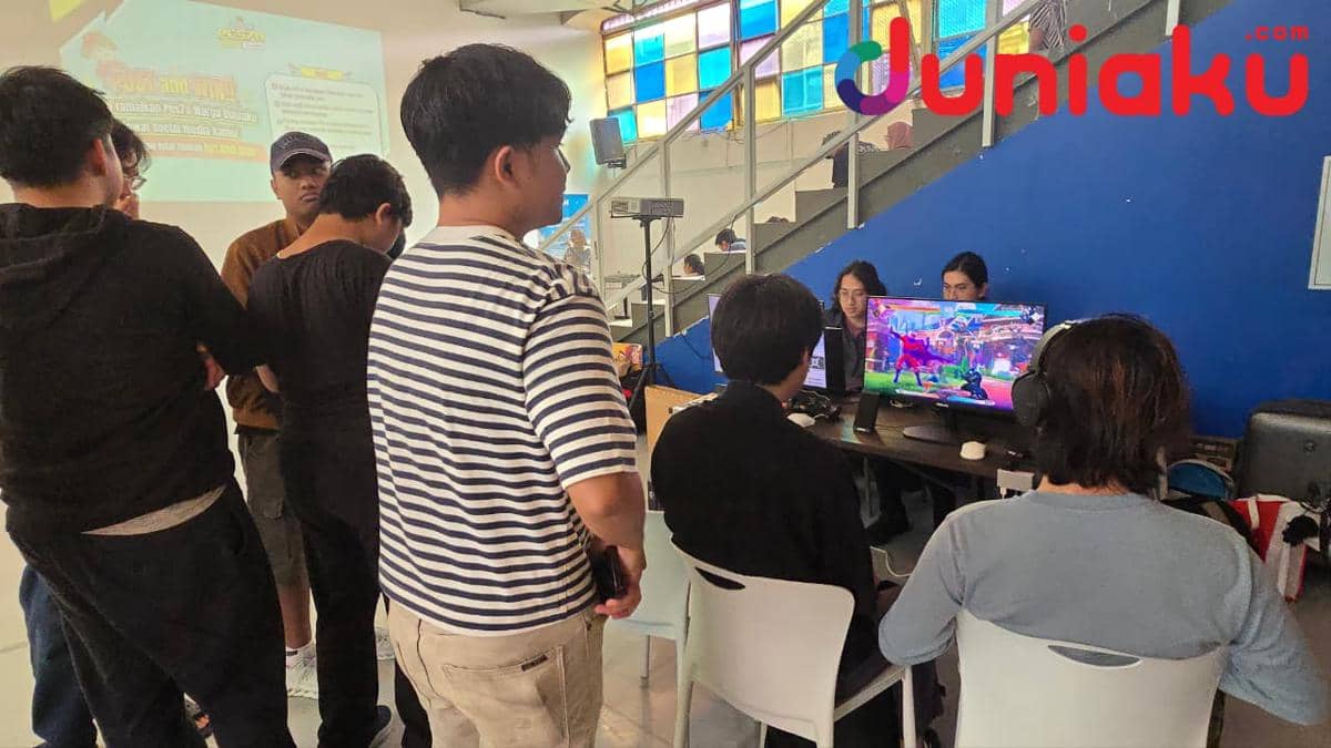 Meja Jabodetabek Airdasher Community dalam suasana meriah di acara Pes7a Warga, didatangi para pengunjung.