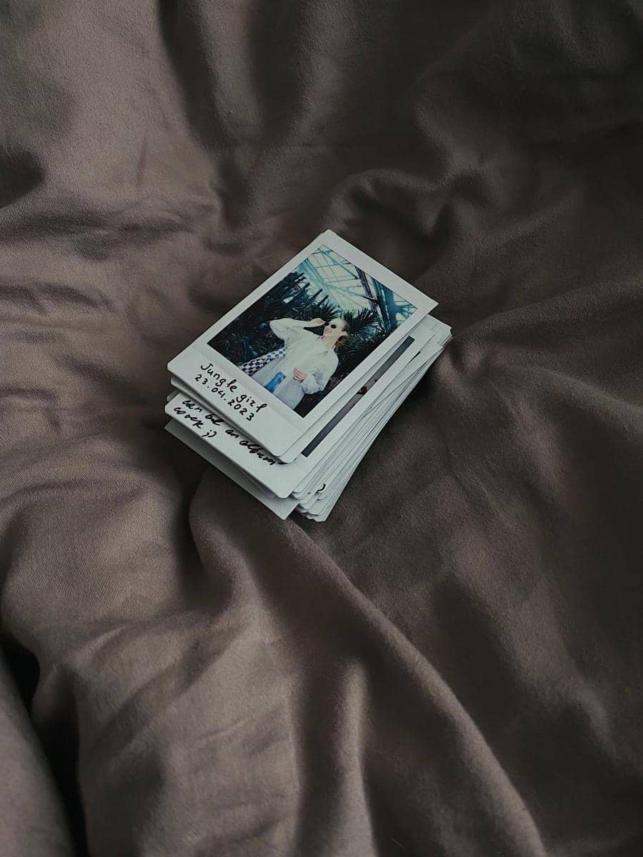 ilustrasi photocard idol Korea edisi terbatas (Pexels.com/Kateryna Hnidash)