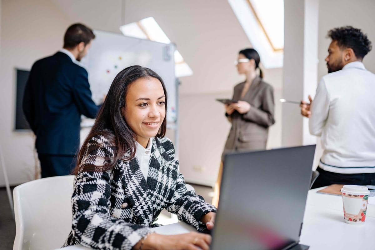 5 Cara Menjaga Mood saat Berada di Tempat yang Berisik