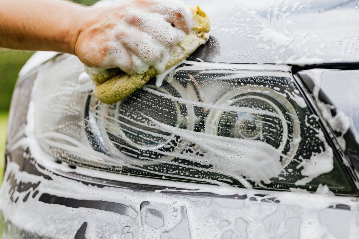 ilustrasi car detailing, jasa membersihkan dan merawat mobil, kendaraaan