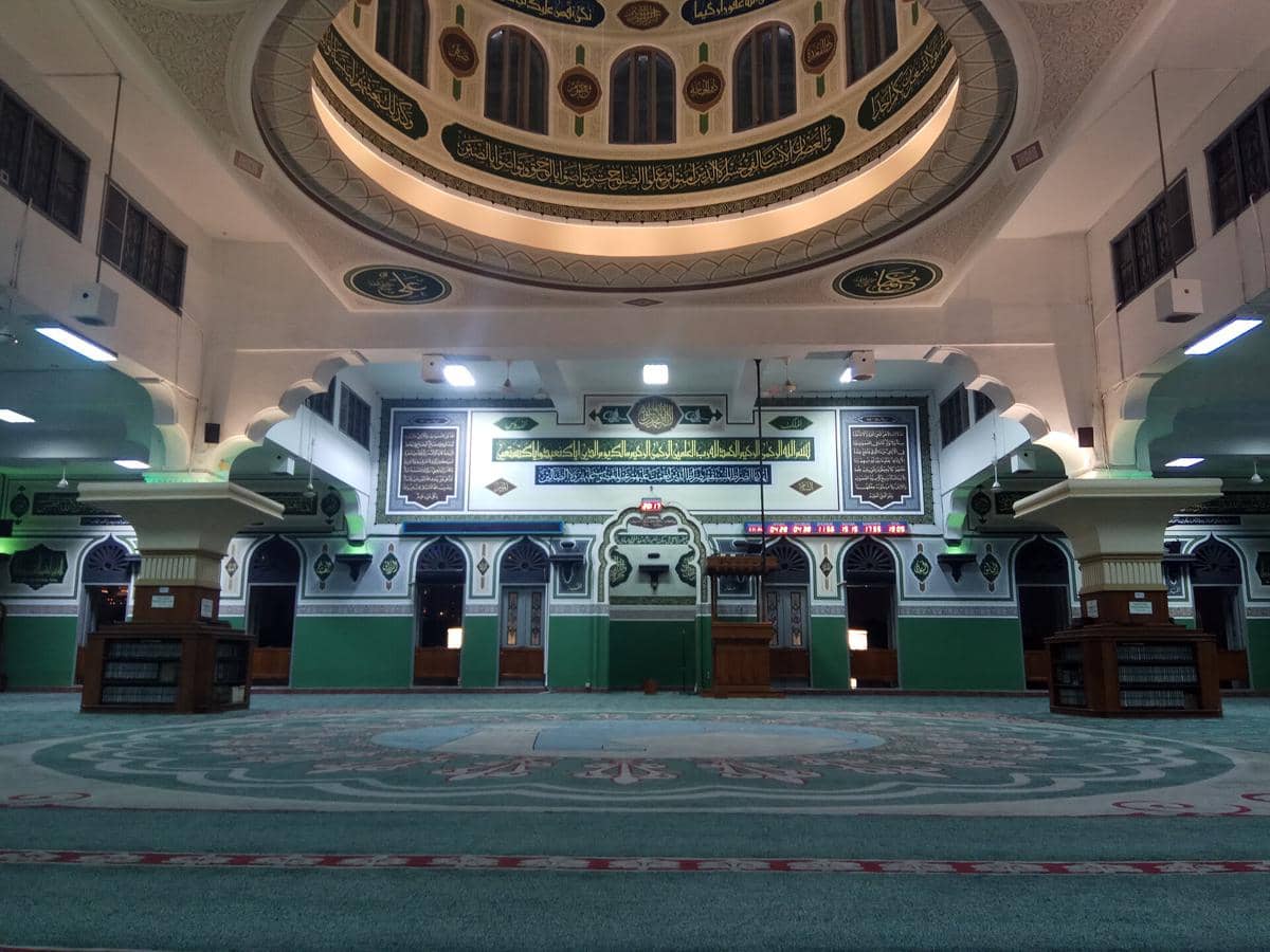 Pemandangan interior aula salat yang luas di Masjid Agung Al-Azhar, memperlihatkan ruang utama untuk beribadah.