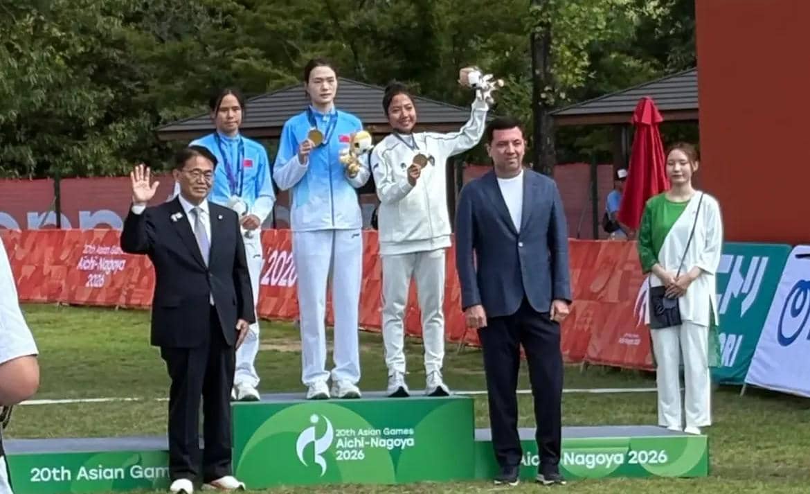 Sayu Bella Sukma Dewi (putih) saat naik podium Asian Games 2026 Aichi-Nagoya.