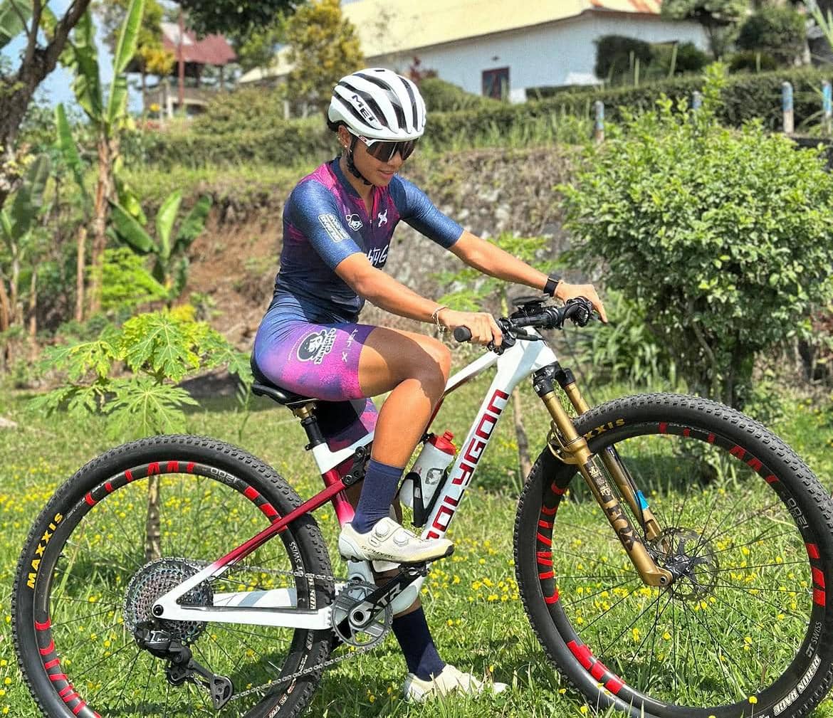 Sayu Bella Sukma Dewi menggunakan sepeda gunungnya. 