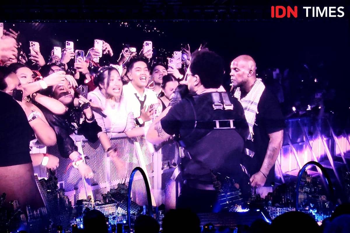 Sesi karaoke bareng penonton, The Weeknd malah ngakak.jpg