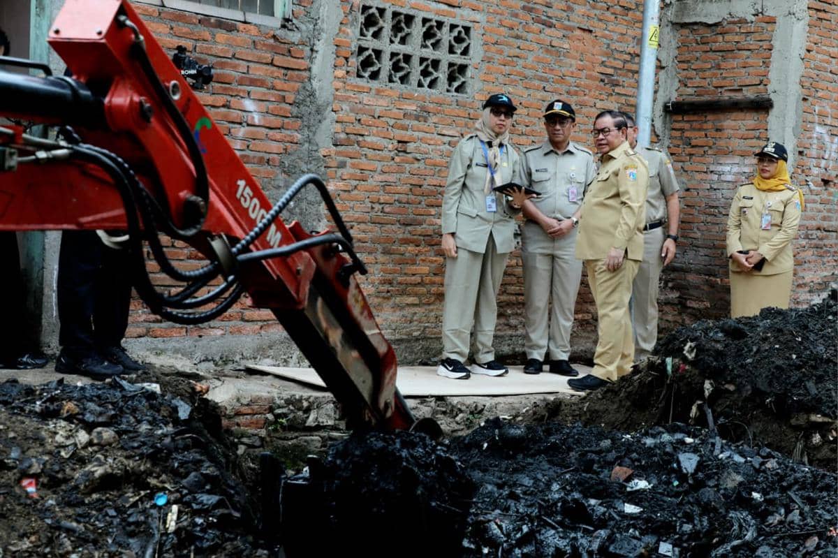 Gubernur DKI Jakarta, Pramono Anung saat meninjau pengerukan Anak Kali Krukut di Kebon Melati, Tanah Abang, Jakarta Pusat, Senin (28/9/2026)