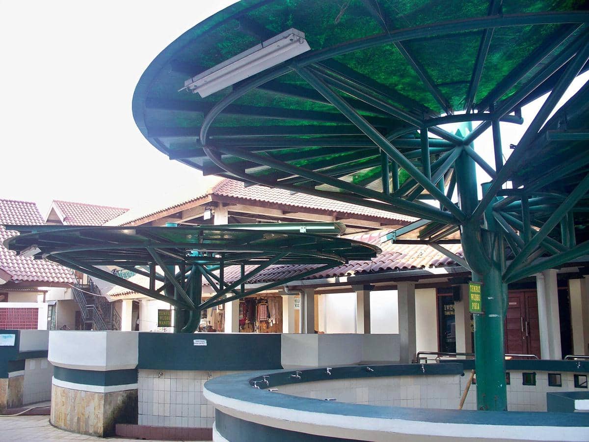 Area tempat wudu di dalam Masjid Luar Batang yang digunakan jamaah untuk bersuci sebelum salat di ruang khusus.