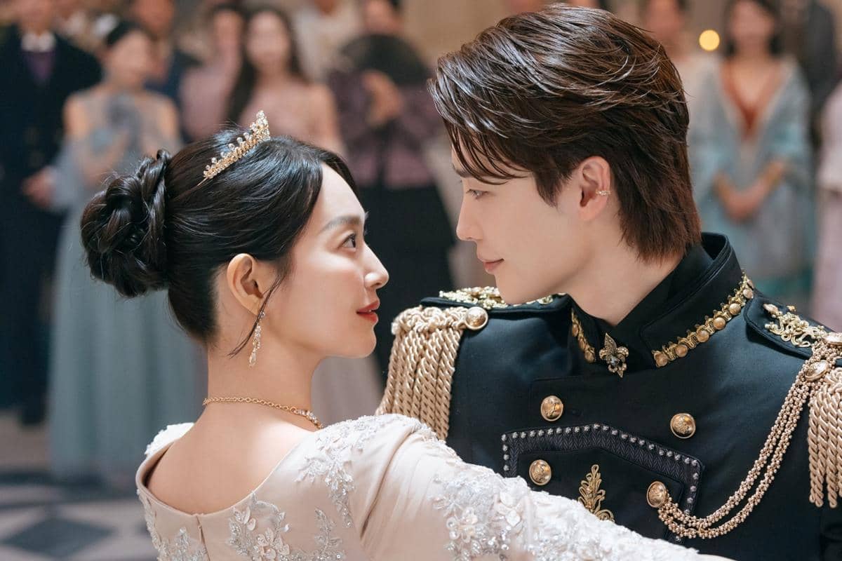 Cuplikan adegan dari drama Korea The Remarried Empress, serial yang didistribusikan melalui platform Disney+.