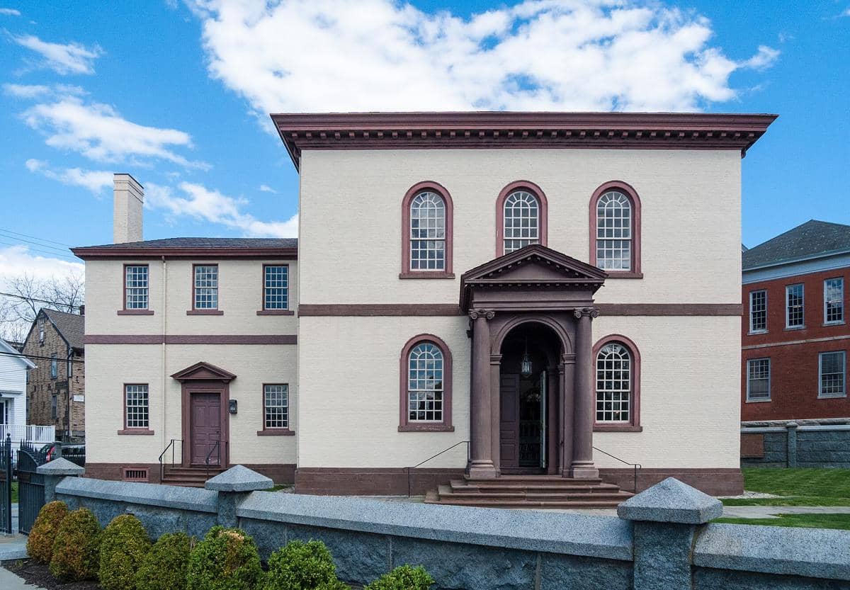 Pintu masuk Sinagoge Touro di Newport, Rhode Island, terlihat dari sisi jalan dengan gerbang dan area halaman.