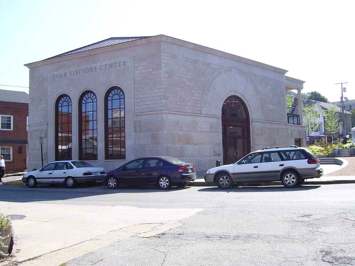 Tampak eksterior Pusat Pengunjung Loeb di kompleks Sinagoge Touro di Newport, Rhode Island, Amerika Serikat.