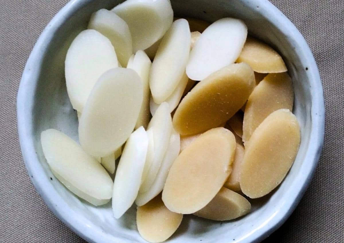 Semangkuk tteokguk, sup tradisional Korea berisi irisan kue beras dalam kuah bening dengan taburan telur dan daun bawang.