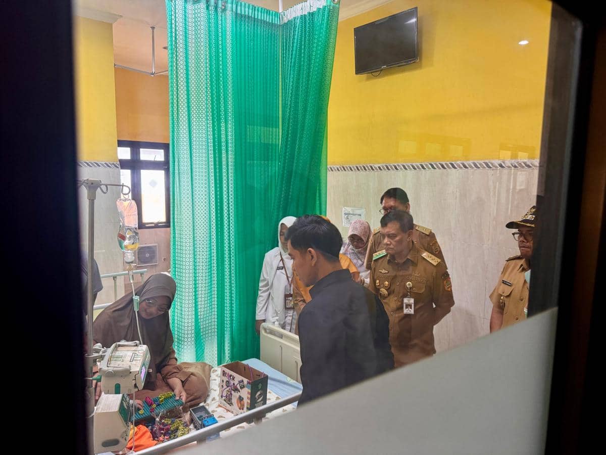 Wakil Presiden (Wapres) RI, Gibran Rakabuming Raka mengunjungi korban keracunan Makan Bergizi Gratis (MBG) di Kabupaten Batang, Jawa Tengah,