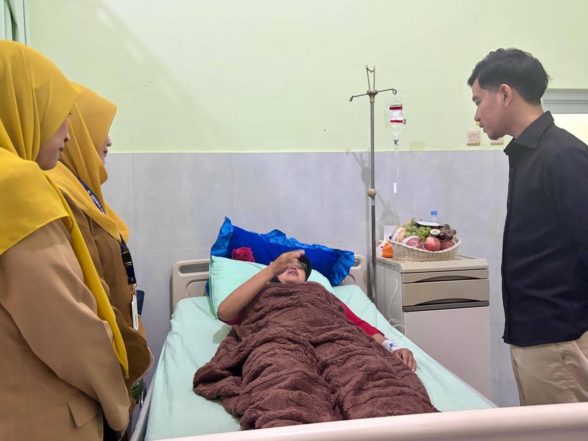Wakil Presiden (Wapres) RI, Gibran Rakabuming Raka mengunjungi korban keracunan Makan Bergizi Gratis (MBG) di Kabupaten Batang, Jawa Tengah,