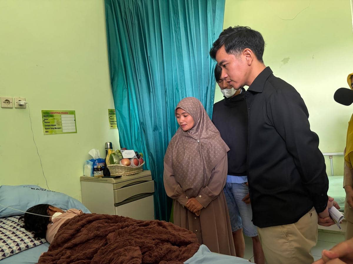 Wakil Presiden (Wapres) RI, Gibran Rakabuming Raka mengunjungi korban keracunan Makan Bergizi Gratis (MBG) di Kabupaten Batang, Jawa Tengah,