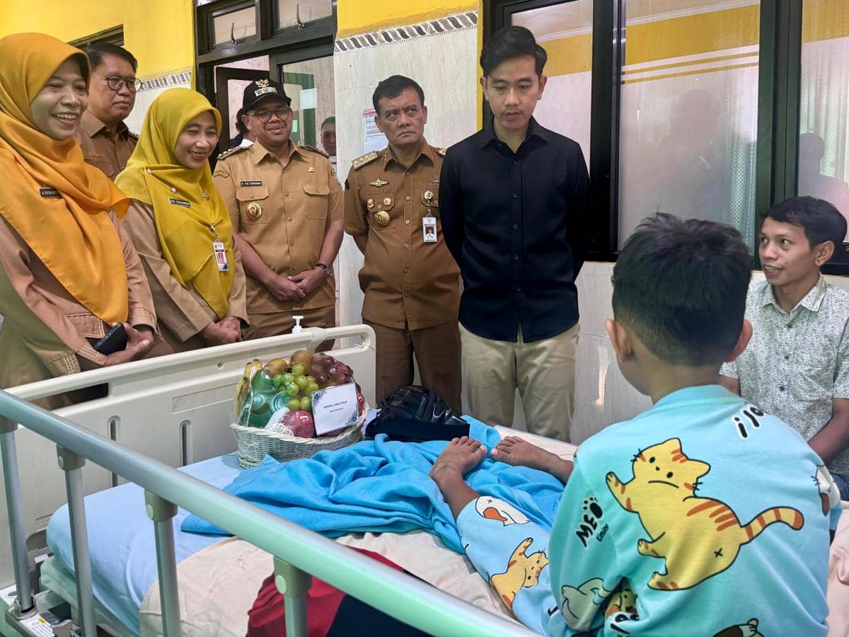 Gibran Minta Maaf saat Jenguk Korban Keracunan MBG di Batang
