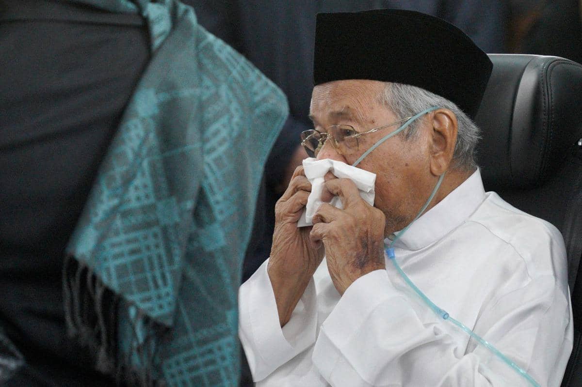 Mantan Perdana Menteri Mahathir Mohamad di pemakaman istrinya, Hasmah Ali.