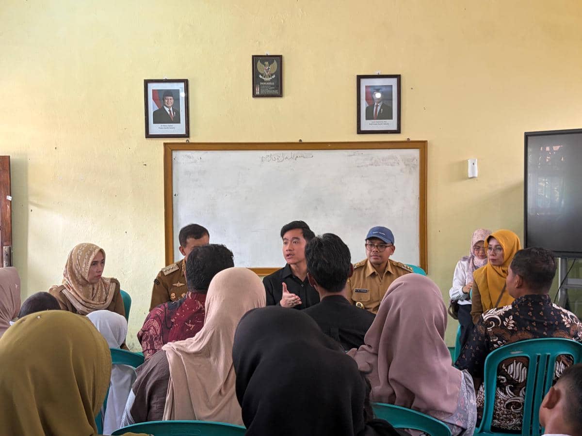Wakil Presiden (Wapres) Gibran Rakabuming menemui orang tua siswa yang anak-anaknya terdampak keracunan Makan Bergizi Gratis (MBG) di Sekola