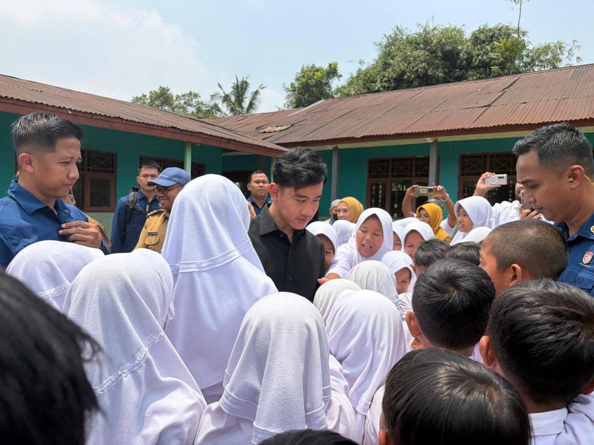 Wakil Presiden (Wapres) Gibran Rakabuming menemui orang tua siswa yang anak-anaknya terdampak keracunan Makan Bergizi Gratis (MBG) di Sekola
