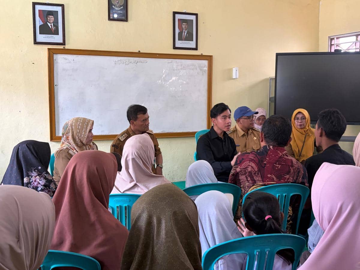 Wakil Presiden (Wapres) Gibran Rakabuming menemui orang tua siswa yang anak-anaknya terdampak keracunan Makan Bergizi Gratis (MBG) di Sekola