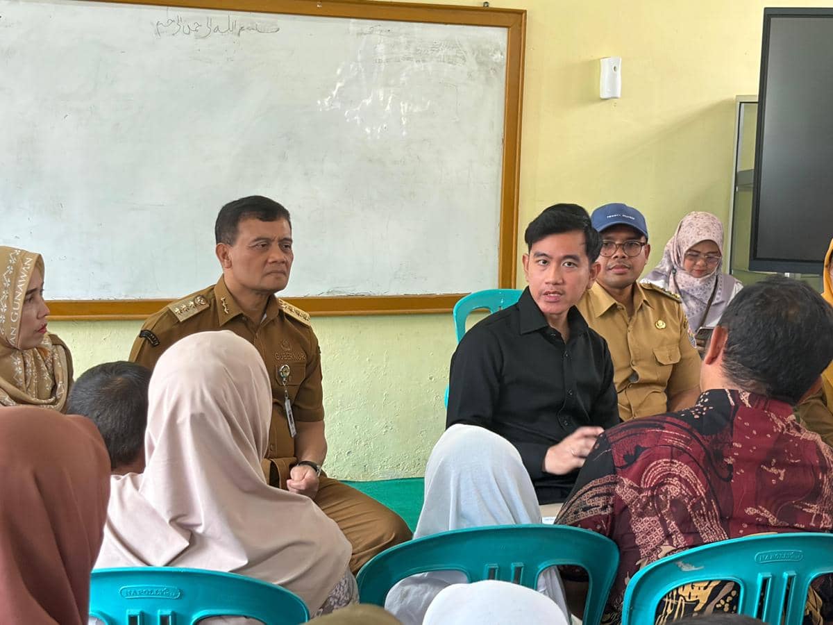 Wakil Presiden (Wapres) Gibran Rakabuming menemui orang tua siswa yang anak-anaknya terdampak keracunan Makan Bergizi Gratis (MBG) di Sekola