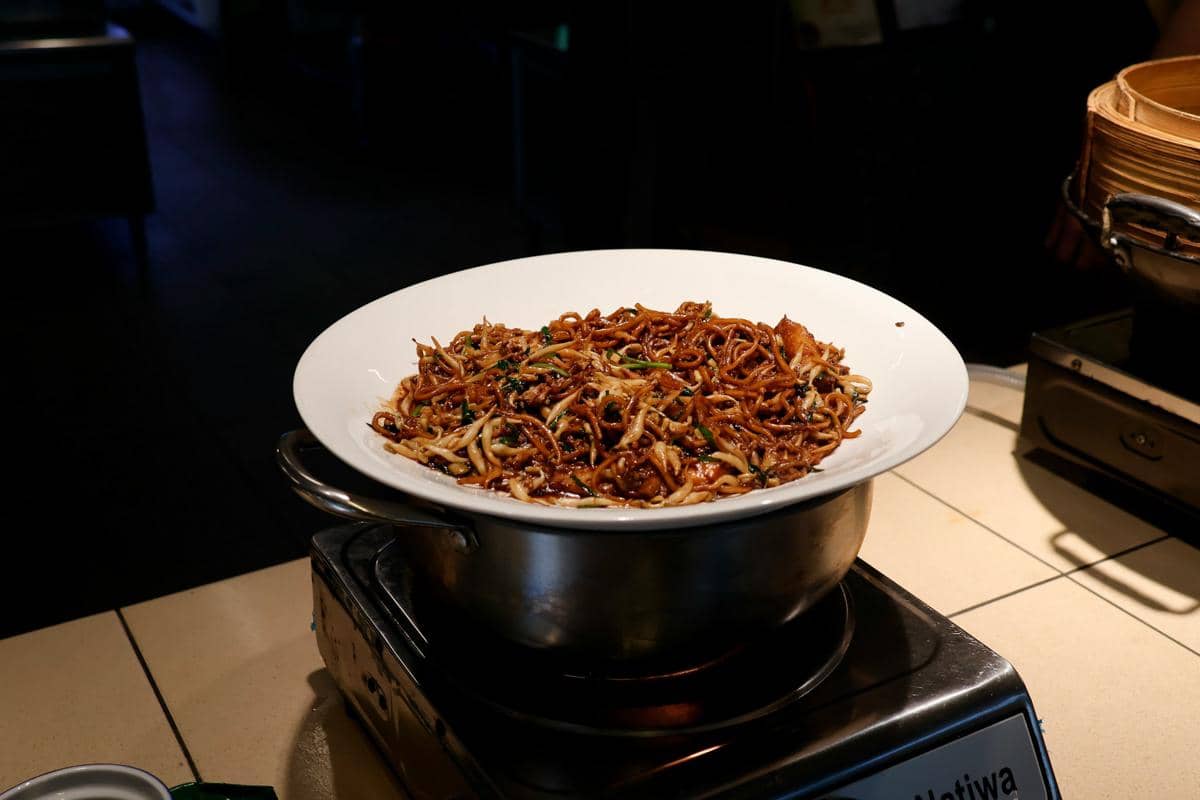 Sepiring mi goreng kecap ala Kanton dengan mi berwarna kecokelatan disajikan sebagai ilustrasi hidangan.