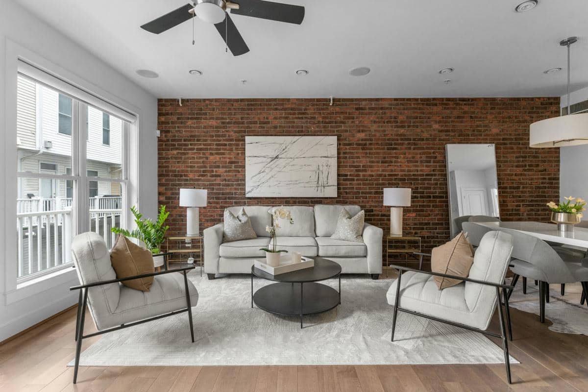 https://unsplash.com/id/foto/ruang-tamu-modern-dilengkapi-dengan-sofa-kursi-berlengan-dan-dinding-bata-Z30Gq8ITJIs