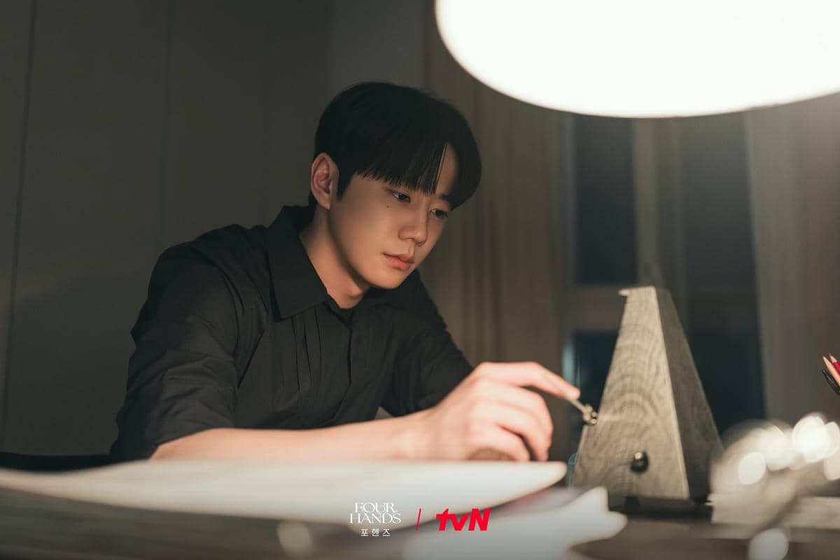 6 Adegan dengan Detail Tersembunyi di Four Hands, Two Sonatas