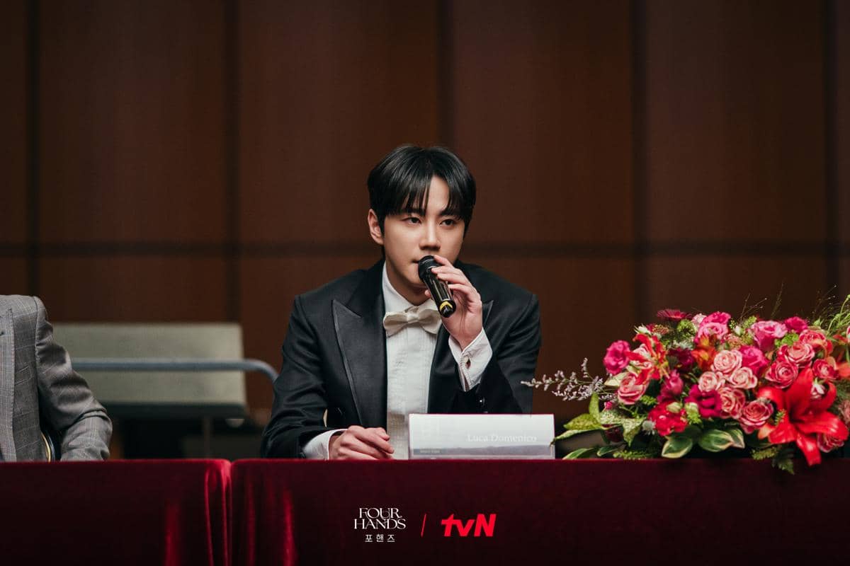 Lee Jun Young di Four Hands, Two Sonatas