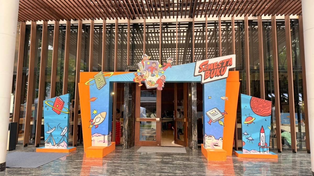 Even Semesta Buku Palembang di Gramedia World Palembang Burlian 