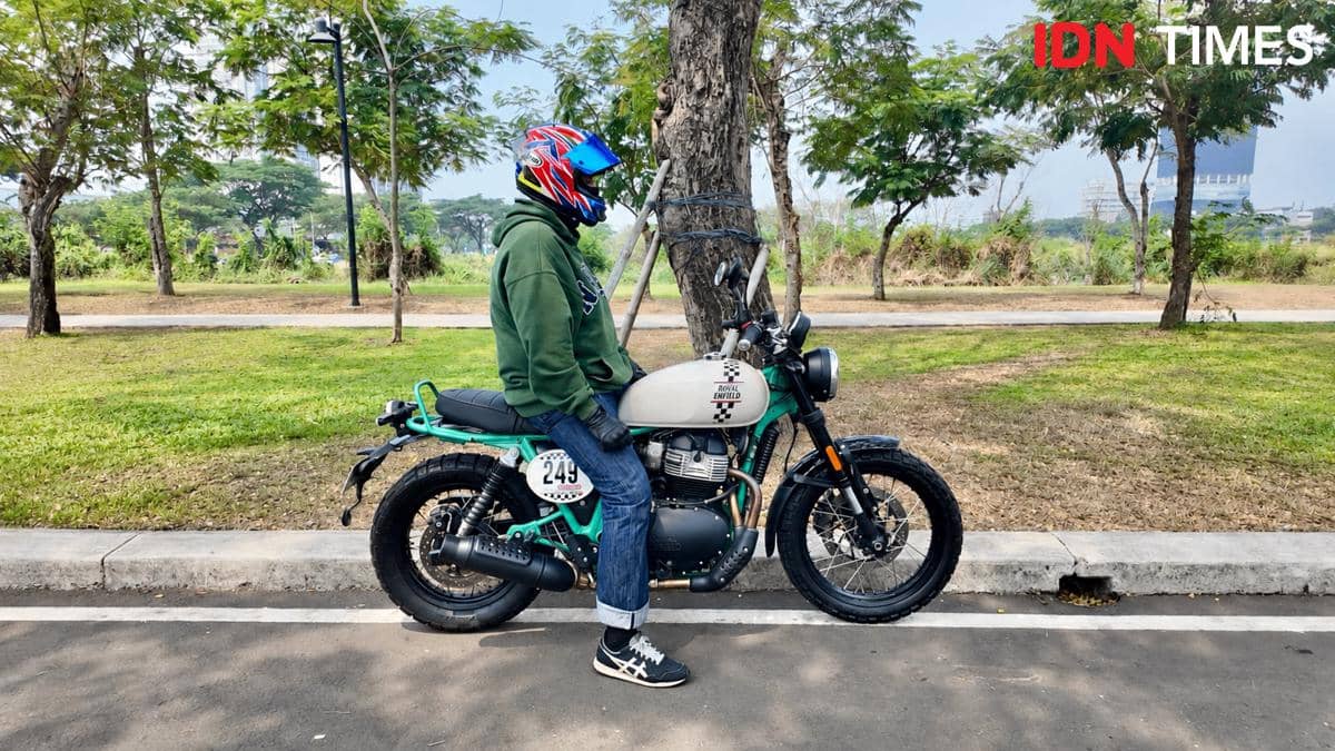 Ilustrasi pengendara setinggi 181 cm duduk di atas sepeda motor Bear 650 untuk memperlihatkan proporsi tubuh.