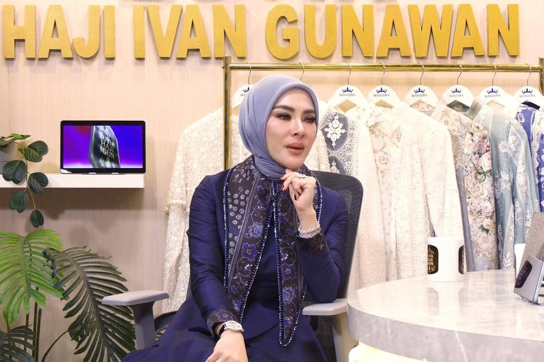 Syahrini tampil sebagai bintang tamu dalam sesi rekaman C8 Podcast di kanal YouTube C8 Podcast resmi.
