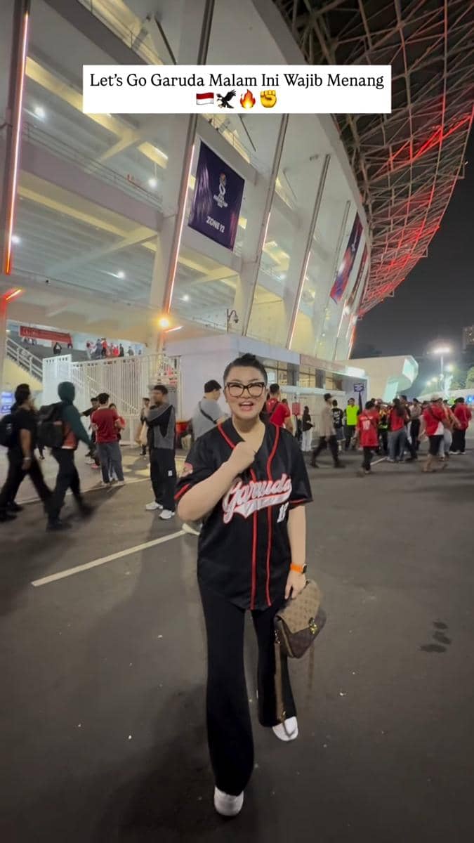 Artis Indonesia menyaksikan pertandingan Timnas Indonesia melawan Malaysia di Stadion Gelora Bung Karno.