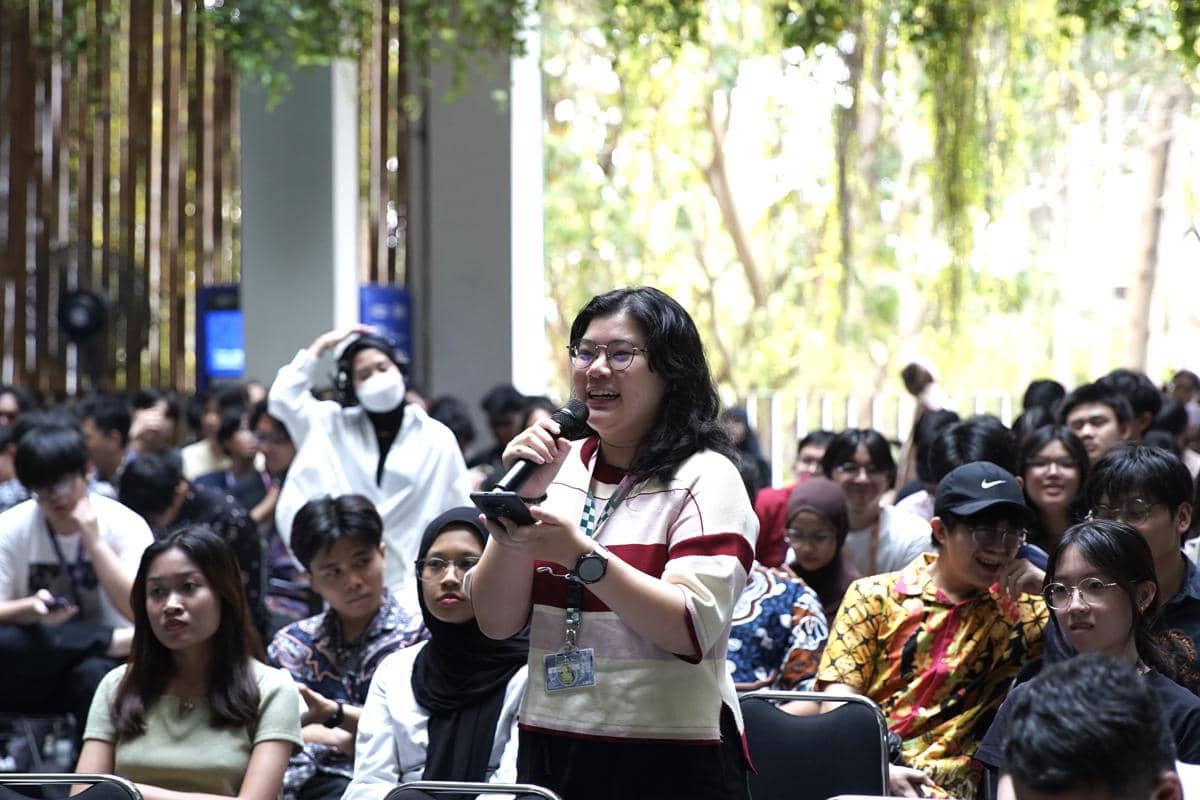 2. Mahasiswa aktif berdiskusi dalam sesi talk show interaktif Langkah Membumi Goes to Campus.jpg