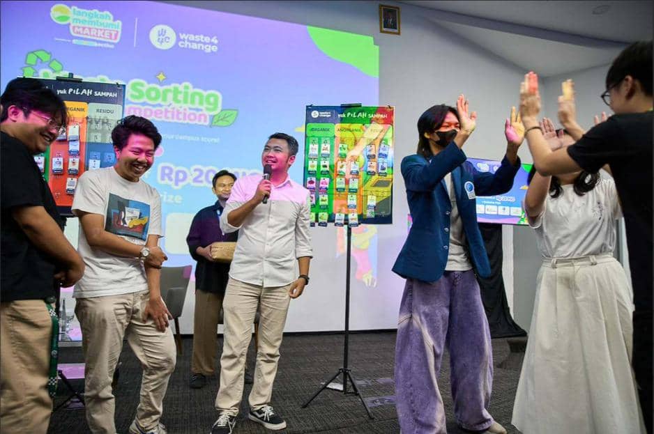 3. Saka Dwi Hanggara, Campaign Manager Waste4Change, membagikan cara memilah sampah berdasarkan kategori organik, anorganik, dan residu kepada mahasiswa dalam rangkaian Waste Sorting Competition Langkah Membumi Goes to Campus. (1).jpeg