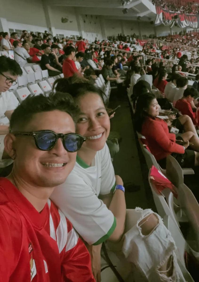Sejumlah artis duduk di tribun Stadion Gelora Bung Karno menyaksikan pertandingan Timnas Indonesia melawan Malaysia.