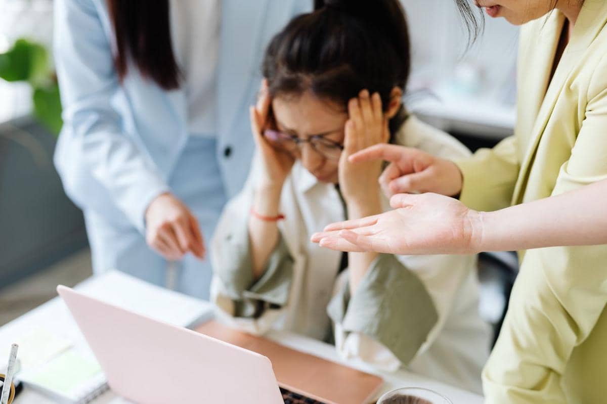 karyawan burnout di kantor (pexels.com/https://kaboompics.com/)