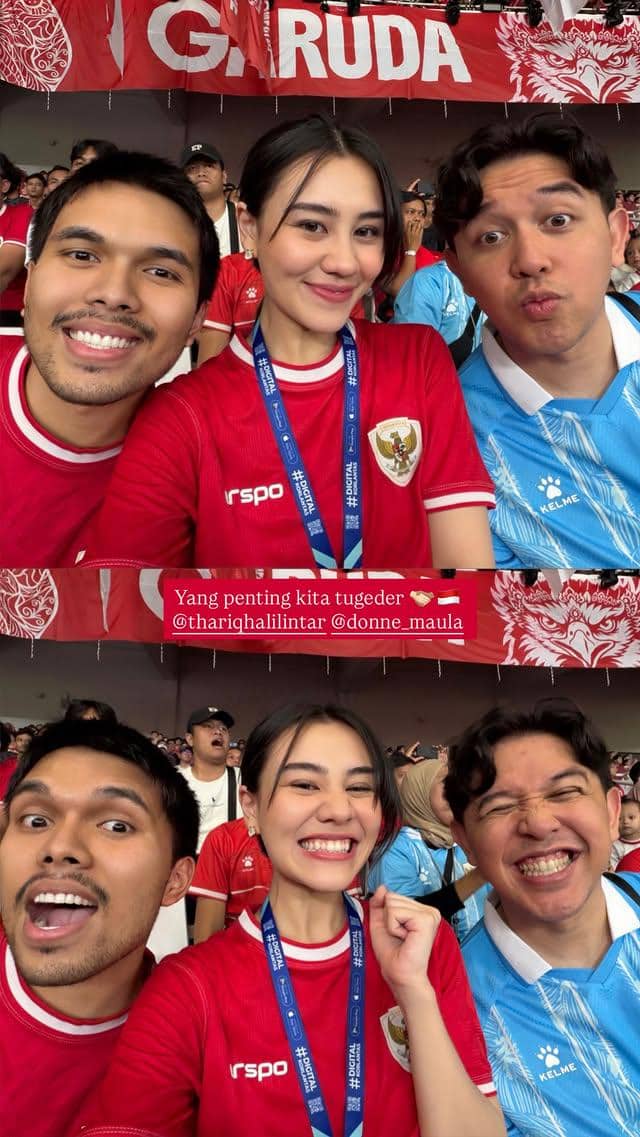 Para artis berpose di tribun Stadion GBK saat menyaksikan laga Timnas Indonesia melawan Malaysia bersama penonton lainnya.