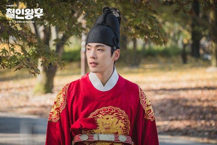 Kim Jung Hyun mengenakan busana kerajaan biru sebagai raja dalam adegan drama Korea Mr. Queen produksi tvN.