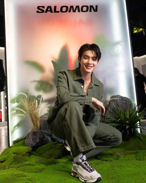 Style Pakai Sneakers ala Kin Thanachai