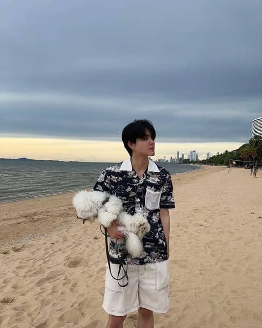 Outfit ke Pantai ala Kin Thanachai