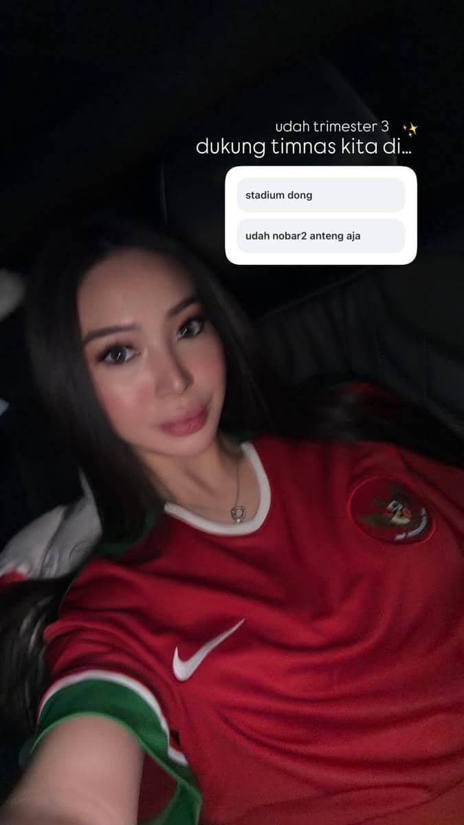 Sejumlah artis menyaksikan pertandingan Timnas Indonesia melawan Malaysia dari tribun Stadion GBK.