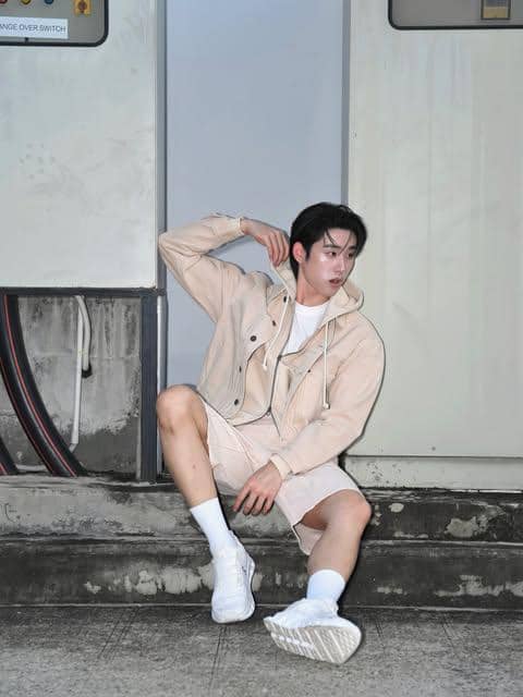 OOTD Pakai White Sneakers ala Est Supha