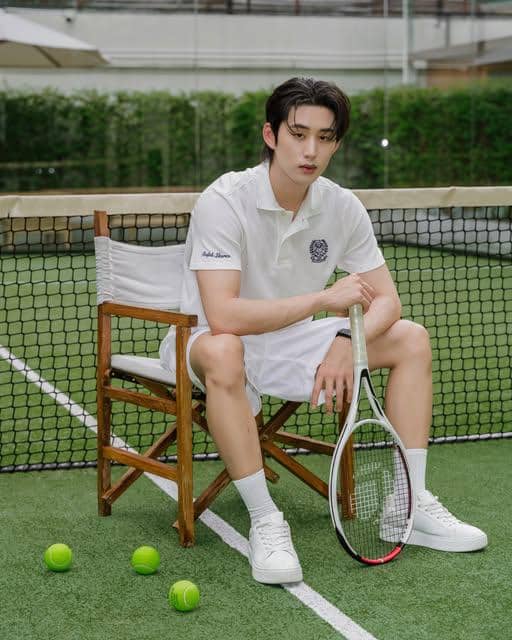 OOTD Pakai White Sneakers ala Est Supha