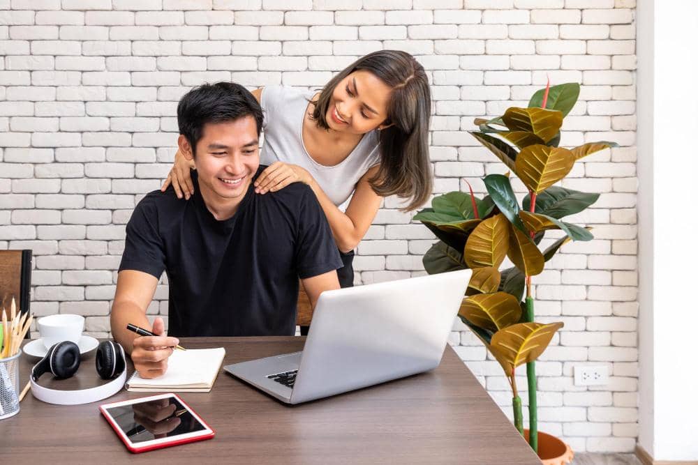 Langkah Bijak Menghadapi Pasangan yang Terlalu Sibuk Bekerja